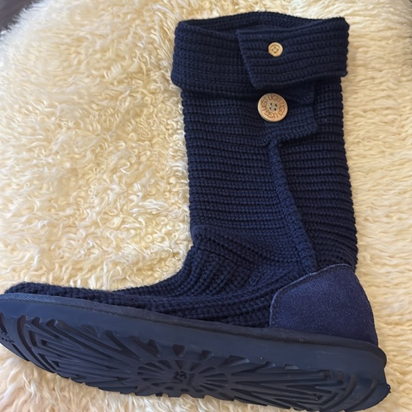 Knit UUG boots barely worn. Great condition no piling. - Picture 2 of 6